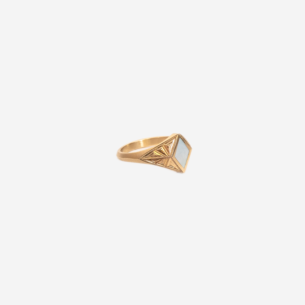 side view of a pearl gold ring